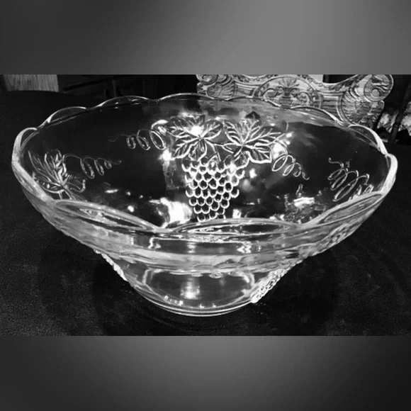 EVC 1960’s Anchor Hocking Grape Design Punch Bowl Set 10 cups 13 hooks 2 ladles - Picture 6 of 7